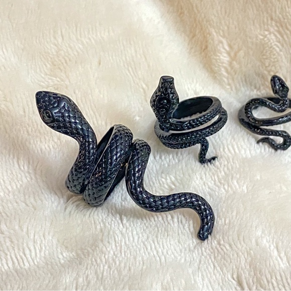 Set of 4 Adjustable Snake Rings in Black (Not Official Merchandise) - Picture 4 of 4
